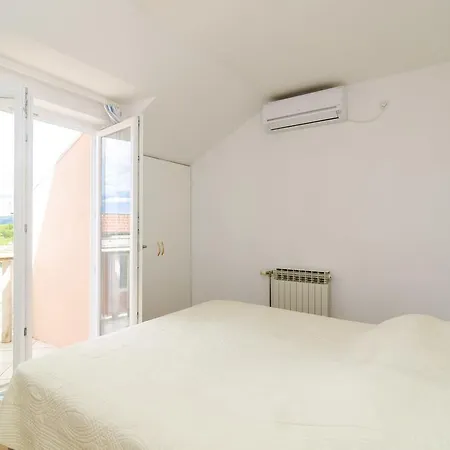 13941b Apartment *